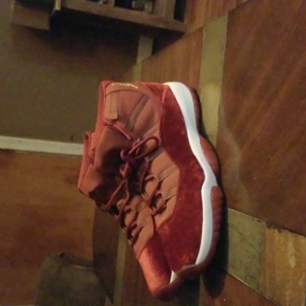 Velvet red Jordan's